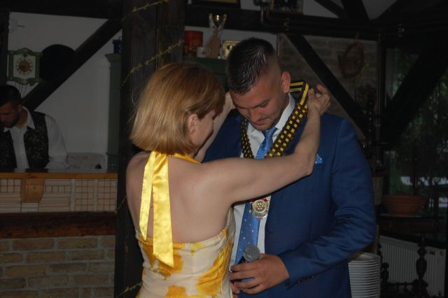 Primopredaja, bal i dobročinstvo